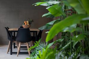 uma mesa com uma taça de fruta e uma cadeira em Panorama Villas El Nido em El Nido