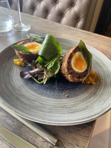 une assiette avec un sandwich aux œufs et une salade sur une table dans l'établissement Balcomie Links Hotel, à Anstruther