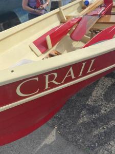una barca rossa con il nome Cahill sul fianco di Balcomie Links Hotel a Anstruther