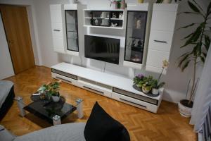 een woonkamer met een grote televisie aan de muur bij Viollet in Omiš