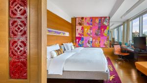 Postel nebo postele na pokoji v ubytování Hotel Indigo Xiamen Harbour by IHG
