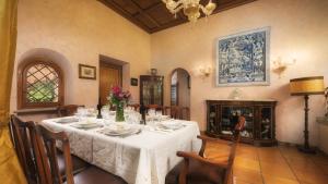 comedor con mesa y chimenea en Villa Sylva 6&2, Emma Villas, en Frattocchie