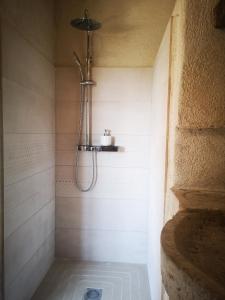 y baño con ducha y lavamanos. en Le Cabanon de Gourdon bergerie rénové en pierre vue mer en Gourdon