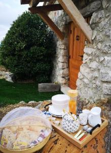 Una mesa con un plato de comida sobre una mesa. en Le Cabanon de Gourdon bergerie rénové en pierre vue mer, en Gourdon