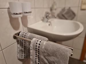 Koupelna v ubytování Cafe Altmühl, Ferienwohnungen Gästehaus Krimhilde direkt am Wasser