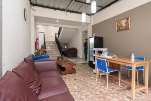 un salon avec un canapé et une table dans l'établissement Urbanview Hotel Minongga Pondok Labu by RedDoorz, à Jakarta 37 autres photos