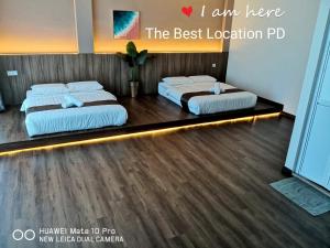 波德申THE BEST LOCATION的配有2张床的客房,配有烯丙林林林林利尼