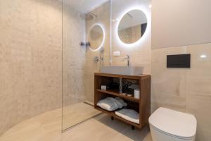 斯普利特的住宿－Trecento Boutique Rooms，一间带水槽、卫生间和镜子的浴室