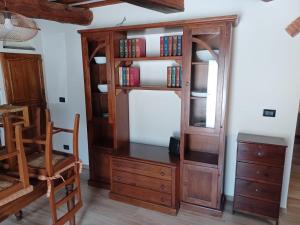 Habitación con estante para libros y espejo en grazioso appartamento Pisa sull’Arno en Pisa