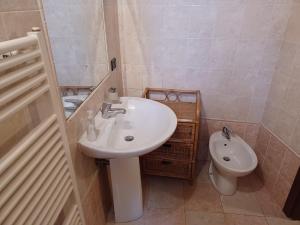 y baño con lavabo y aseo. en grazioso appartamento Pisa sull’Arno en Pisa
