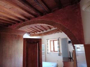 Un arco en una habitación con nevera en grazioso appartamento Pisa sull’Arno en Pisa