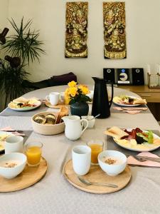 une table avec des assiettes et des bols de nourriture dans l'établissement Dadas Bed & Breakfast, à Store Heddinge