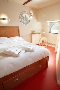 オーヴェル・シュル・オワーズにあるPéniche Daphné'sのベッドルーム(白いシーツを使用した大型ベッド1台付)