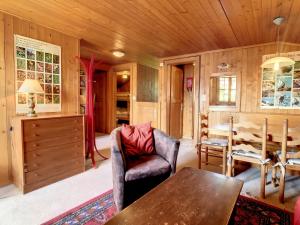 ein Wohnzimmer mit einem Tisch und einer Holzdecke in der Unterkunft Gavroche Combles in Verbier