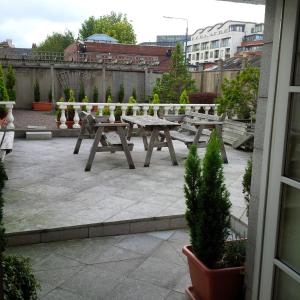 - une table de pique-nique et des bancs sur une terrasse dans l'établissement Leeson Bridge Guesthouse, à Dublin