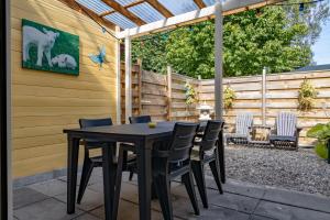 einen schwarzen Tisch und Stühle auf einer Terrasse in der Unterkunft Gold'n Stee in Zeyen