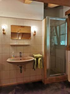 y baño con lavabo y ducha. en Entfeldhof - Familie Schernthaner, en Fusch an der Glocknerstrasse