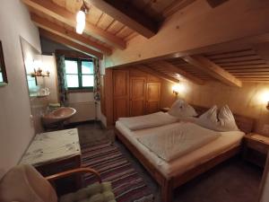 1 dormitorio con 2 camas y lavamanos en Entfeldhof - Familie Schernthaner, en Fusch an der Glocknerstrasse