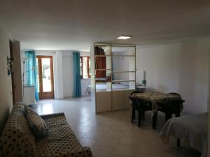 a living room with a couch and a table at Scrusciu do Mari -'A Battigia in Butera