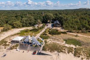 uma vista aérea de uma casa na praia em Apartamentai ant jūros kranto Preiloje em Preila