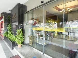 einen Laden mit Glaswänden in einem Laden in der Unterkunft L Hotel at Broadway in Singapur