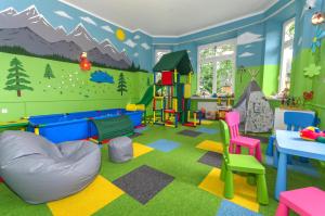 una sala de juegos para niños con un mural de montaña en la pared en Halny Pensjonat, en Zakopane