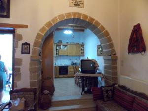 a kitchen with an archway in a living room at Traditional Luxury Villa in Fres in Frés