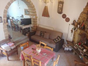una sala de estar con un sofá y una mesa en Traditional Luxury Villa in Fres, en Frés