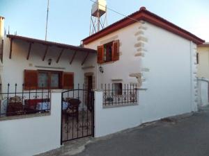 una casa blanca con una puerta y una torre de agua en Traditional Luxury Villa in Fres, en Frés