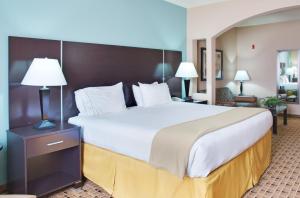 Postel nebo postele na pokoji v ubytování Aspen Grand Hotel Houston