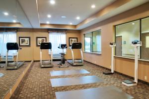 un salón con sillas y espejos en una habitación en Holiday Inn Express Hotel & Suites Houston Energy Corridor - West Oaks, an IHG Hotel en Houston