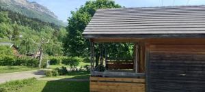 domek z werandą z widokiem na góry w obiekcie Camping Onlycamp Les Petites Roches w mieście Saint-Hilaire