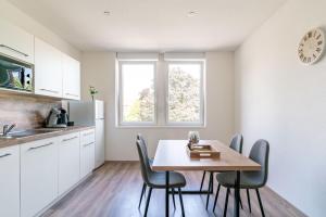 eine Küche und ein Esszimmer mit einem Tisch und Stühlen in der Unterkunft Gemütlich 4 in Wissembourg