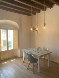 una sala da pranzo con tavolo e sedie di LA VENDIMIA a Jerez de la Frontera