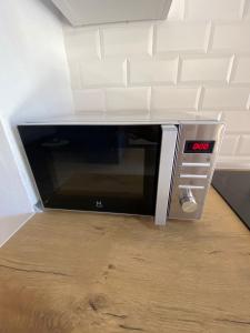 a microwave oven sitting on the floor in a room at LA VENDIMIA in Jerez de la Frontera