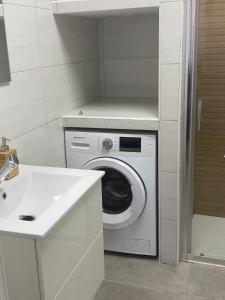 a bathroom with a washing machine and a sink at LA VENDIMIA in Jerez de la Frontera