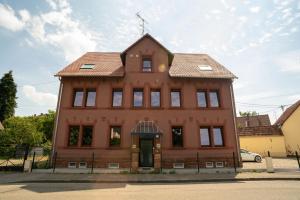 an old brick building with a roof at Gemütlich 7 - Appartement cosy climatisé in Wissembourg