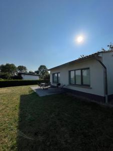 a house with a picnic table in a yard at Ferienbungalow Zum Anleger 3 in Hohenkirchen