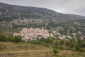 ein Dorf an der Seite eines Berges in der Unterkunft Lou Baoumoun in Coursegoules