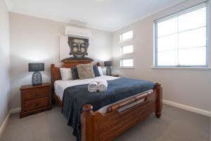sypialnia z łóżkiem z dwoma ręcznikami w obiekcie 30 Rich On Richmond Modern Family Home 6 w mieście Perth