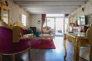 ein Wohnzimmer mit einem Sofa und einem Tisch in der Unterkunft Gold'n Stee in Zeyen