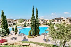 un resort con piscina, alberi e edifici di Apartment CC02 - Incredible Sea Views, Aphrodite Hills Resort a Kouklia