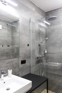 y baño con ducha y lavamanos. en Apartament pod Szyndzielnią Enduro&Ski, en Bielsko-Biala