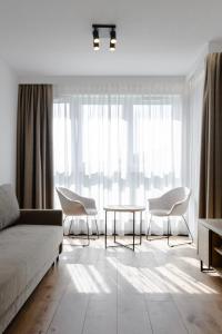 salon z kanapą, krzesłami i stołem w obiekcie Apartamenty pod Szyndzielnią Enduro&Ski w Bielsku Białej