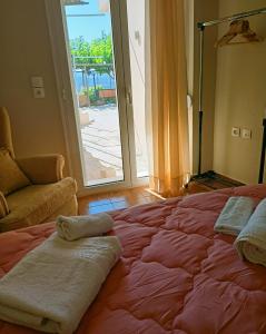 1 dormitorio con 1 cama grande y toallas. en Amazing View, en Kissamos