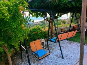 Dos sillas en un columpio en un jardín en Amazing View, en Kissamos