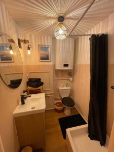 La petite salle de bains est pourvue d'un lavabo et de toilettes. dans l'établissement la daurade du frioul , île du Frioul, marseille, à Marseille