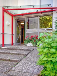 budynek z drzwiami i kwiatami przed nim w obiekcie Komfort Ferienwohnung Bad Pyrmont Nähe Kurpark w mieście Bad Pyrmont