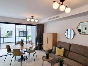 Posedenie v ubytovaní Brand new Exclusive apartment, 100 meter from the Beach