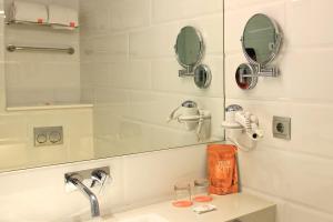 Ένα μπάνιο στο HARRIS Hotel & Conventions Solo